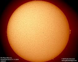 Beobachten können wir den innersten planeten unseres sonnensystems nur, wenn er. Merkur Und Die Ruhige Sonne Weltraumbild Des Tages