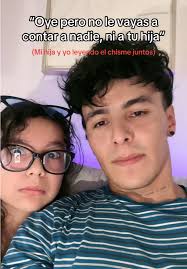 Disfrutando el chisme en familia con humor