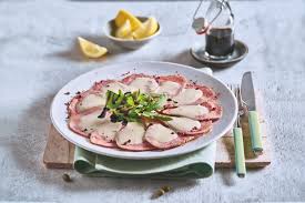 Trakteer je gasten (en jezelf) op dit verrukkelijke bordje vitello tonnato bij de lunch of voorgerecht. Rezept Des Monats Vitello Tonnato Auf Franzosisch Gourmetscouts By R S