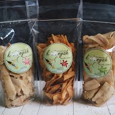 Tulisan keripik singkong di buat dengan ukuran tulisan kecil. Ngemil Keripik Singkong Super Empuk Dari Koonyah Id