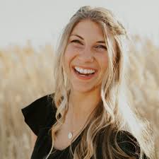 Kendra Pease's Instagram, Twitter & Facebook