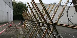 Maybe you would like to learn more about one of these? Unternehmer Baut Zaun In Schwerte Nato Draht Gegen Fluchtlinge Taz De