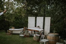A backyard wedding turned out to be perfect. Ultimate Guide To Planning Your Backyard Wedding Unbridely