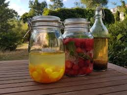 Diy ist in und selbermachen ist außerdem viel spaßiger als in vollgestopften kaufhäusern durch die gänge zu irren. Likore Selber Machen Anleitungen Rezepte Und Jede Menge Tipps
