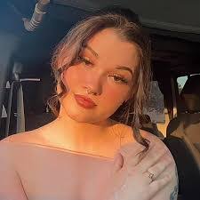 Angela Dinsmore's Instagram, Twitter & Facebook