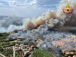 Ha perso la vita ,a causa, delle ustioni ,mentre stava tentando , di fermare le fiamme ,che nel suo casolare ,stavano distruggendo, M1oxlldxvcng2m