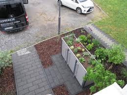 Harmonisches Miteinander Bepflanzung Auf Der Mulltonnenbox Von Cortinox Und Im Vorgarten Mulltonnenverkleidung Mulltonnen Verkleidung Mulltonnenbox