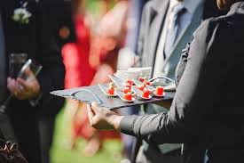 Tendance Mariage Adieu Le Traditionnel Repas Assis Osez Un Mariage Ou Le Repas Ressemble Davantage A Un Buffe Traiteur Mariage Recettes De Traiteur Traiteur