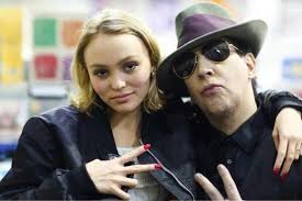 In fact, putting on makeup has become part of his daily ritual. Top 10 Pictures Of Marilyn Manson Brian Hugh Warner Without Makeup