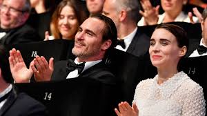 The couple announced the pregnancy in may 2020, and in september, they revealed the arrival of their son, whom they named river phoenix after joaquin's late brother, who. Das Baby Kam Schon Im August Joaquin Phoenix Und Rooney Mara Sind Eltern