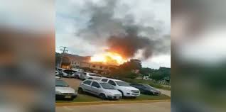 Un carro bomba explotó este martes en las instalaciones de la trigésima brigada del ejército colombiano, ubicada en la ciudad de cúcuta, capital del trabajadores sanitarios trasladan hoy a varios soldados heridos a la clínica medical duarte, tras la explosión de un carro bomba en cúcuta. Dcx8 6vgf0e7 M