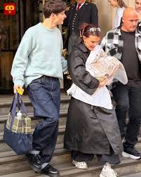 CHỒNG CỦA MILLIE BOBBY BROWN BỊ TRÁCH VÌ KHÔNG QUAN TÂM VỢ. Mới đây, Millie Bobby Brown đã xuất hiện đi ăn trưa cùng “bạn thân” Noah Schnapp từ phim Stranger Things