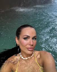 Vivien Tzouvaras (@vivienevelinda) • Instagram photos and videos