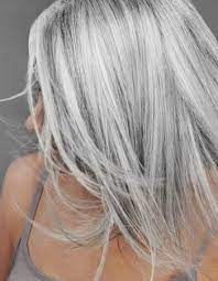 Si ce sont vos premiers cheveux blancs et que vous souhaitez conserver votre couleur naturelle, utilisez une coloration ton sur ton sans . Tendance Couleur Les Cheveux Gris Teinture Cheveux Cheveux Cheveux Gris