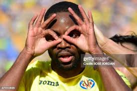 Mateo Musacchio of Villarreal competes for the ball with Samuel... News  Photo