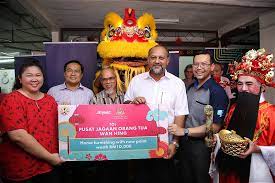 Akibat kluster, 3 pusat jagaan orang tua di p pinang ditutup. Yb Menteri Melawat Warga Emas Penghuni Pusat Jagaan Orang Tua Wan Hing Di Seri Kembangan Selangor Pada 21 Januari 2020
