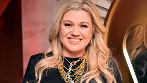 Kelly Clarkson's hair has bangs and a platinum color now