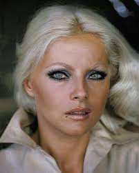 Stavi attento a non sciuparla , la conservavi con cura e quando finalmente  scrivevi la letterina, ti tremavano le mani per la paura di sbagliare.  Quando finalmente era Natale l'emozione saliva all'idea