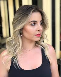 Loiro com contorno e técnica de raiz sem marcação ✨ Essa técnica com uma  pegada mais natural é super importante pra que, à medida que o cabelo for  crescendo, não ficar aquela