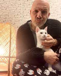 Όχι, έχω μείνει και μόνος. Nikos Moytsinas Deite Pws Einai To Spiti Toy Menei Me Ta Dyo Skylia Kai Th Gata Toy Eikones Zwh Iefimerida Gr