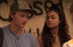 Jun 30, 2021 · les trois jeunes talents de la série, carl malapa, nemo schiffman et manon bresch, reprennent leurs rôles et sont entourés de sami outalbali et corentin fila. Jj And Kiara Outer Banks Wiki Fandom