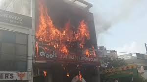 Big Breaking: लखनऊ कोचिंग सेंटर में लगी आग में 15 छात्रों की मौत, एक शोरूम  के ऊपर चल रही थी कोचिंग, जान बचाने के लिए छत से कूदे कई छात्र, #Lucknow  #Fire