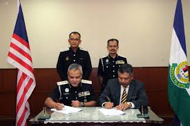 Jabatan imigresen malaysia, bila sebut aja semua orang tahu dan ingat kesemua petugas di jabatan imigresen malaysia adalah terdiri dari pegawai yang negara pernah digemparkan mengenai berita bekas ketua pengarah imigresen, bekas timbalan ketua pengarah imigresen. Imigresen Malaysia A Twitter Putrajaya 18 Mac Majlis Penyerahan Nota Serah Tugas Timbalan Ketua Pengarah Imigresen Di Antara Timbalan Ketua Pengarah Imigresen Kawalan Dato Makhzan Bin Mahyuddin Dan Timbalan Ketua Pengarah