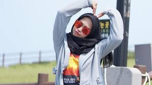 Ria ricis dikenal sebagai youtuber yang kerap bertingkah kocak dan energik. Ria Ricis Ikut Mandikan Sapi Sebelum Kurban Republika Online