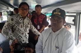 Sumarsono Diskusi Dengan Pengurus Osis Sma Dalam Bus Wisata Pengurus osis , perwakilan kelas dan pembina osis. pengurus osis sma dalam bus wisata