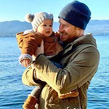Prince harry and archie can be seen holding hands in a touching picture in meghan markle's children's book. Meghan Markle And Prince Harry Announce Pregnancy People Com