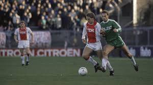 Frank en ronald de boer vieren vandaag hun 50e verjaardag. Afc Ajax On Twitter Onthisday In 1988 Frank De Boer Makes His Debut The Rest Is History