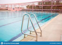 Balustrades Inoxydables D Echelle Pour La Descente Dans La Piscine Piscine Avec La Balustrade Image Stock Image Du Descente Piscine 143134823