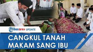 Momen Haru Jokowi Cangkul Tanah Makam Sang Ibu Masuk Ke Liang Lahat Hingga Kemejanya Kotor Youtube