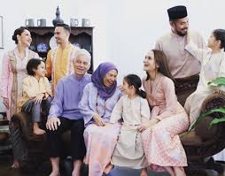 Ashraf memang sudah tiada, tapi dia ada di sini, kata bapa allahyarham ashraf sinclair, mohamed anthony john sinclair sambil memegang kepala anak ashraf dan bunga citra lestari (bcl), noah aidan sinclair, 10. Mohamed Anthony John Sinclair