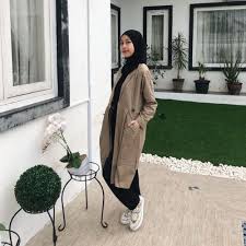 Namun perlahan trend fashion di dunia hijab semakin berkembang dan beberapa didesain lebih modern sehingga cocok dikenakan oleh anak muda maupun remaja. Hijab Style Artis Inspirasi Tampil Kece Dan Stylish Saat Wfh