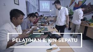 Pengrajin menyelesaikan pembuatan alas sepatu di jakarta, jumat (17/1). Pelatihan Bikin Sepatu Di Sini Tempatnya Di Bpipi Youtube