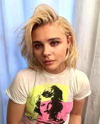 Chloe Grace Moretz Got A Bleached Bob Haircut World Implodes Chloe Grace Chloe Grace Moretz Celebrity Bobs Hairstyles