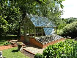 Das Perfekte Herzstuck Eines Gemusegartens Inspiration Kuhlrahmen Sudlich Des Gewachshauses Mit Auswechselbarem Glas Zum Starten Und Schirmen Zum Schutz Garten Gewachshaus Garten Gewachshaus