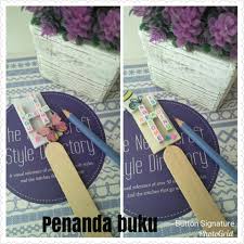Di indonesia sendiri peringatan hari guru nasional jatuh pada tanggal 25 november. Produk Hari Guru 2019 Penanda Buku Buttons Signature Facebook