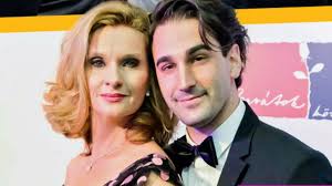 Pesák ádám, a mátyás király tér fiatal sármőre nemcsak a sorozatban, de az életben is egy titokzatos figura. Pesak Adam Nlc