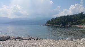 Chorwacja słynie szczególnie z plaż żwirowych, kamienistych i skałek. Plaze Polnocnej Chorwacji Okolice Miejscowosci Opatija Poradnik Turystycznego Myslenia