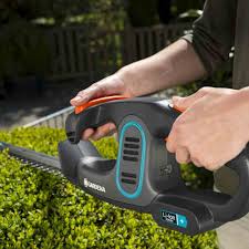 Mit der akku heckenschere von brandson können sie einen großflächigen formschnit t vornehmen, büsche zurechtschneiden und herauswachsende triebe korrigieren. Akku Heckenschere Gartenarbeit Garten Heimwerker Pflanzen Terrasse Strauchschere Kaufen Bei Www 1a Handelsagentur De