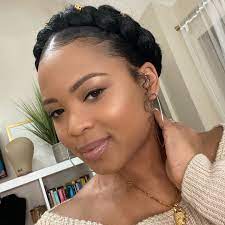 All hair reflects light naturally, so it shouldn't' be surprising that black hair also finds a way to reflect. 43 Cute Natural Hairstyles That Are Easy To Do At Home Glamour