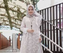 Baju gaun pesta brokat mewah, gaun pesta brokat anne avantie dan lain sebagainya. Inspirasi Modis 40 Model Baju Brokat Yg Terbaru