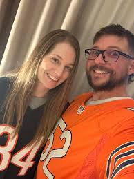 Wife and I are gonna be at the Bears game tonight. Stadium is doing a white  out, but not us! 🐻⬇️