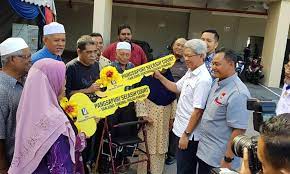 Batu feringgi beach plajına 400 metre mesafede yer alan ferringhi mutiara apartment & arcade dairesi balkon ile konaklama imkanı sunmaktadır. Malaysiakini Setelah 2 Tahun Penduduk Kg Mutiara Dapat Kunci Rumah Sementara