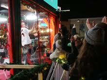 Idén är att tre programledare är instängda i en glasbur i veckan runt lucia. Musikhjalpen Wikipedia