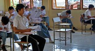 Hasil gambar untuk KURSI KELAS KAMPUS KOSONG