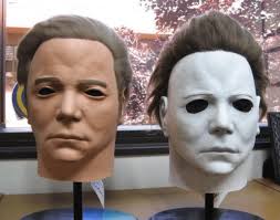 Den berömda Michael Myers-masken från Halloween-filmerna var bara en  Captain Kirk (William Shatner)-mask som de klippte ut ögonhålen större på,  borstade ut håret och målade vit. : r/interestingasfuck