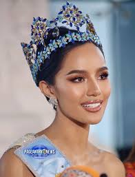 𝐌𝐄 𝐎𝐍 𝐓𝐇𝐄 𝐒𝐏𝐎𝐓